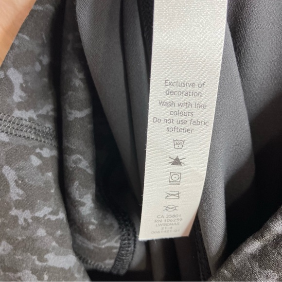 Lululemon black animal print leggings knee length below the knee size 12 - Picture 6 of 7